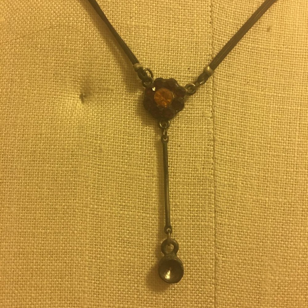 Pretty drop centre piece necklace